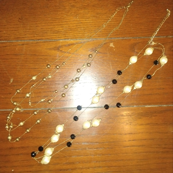 Size Medium "Est. 1946" Quarter Length Sleeve Blouse & ×2 Necklace Lot - Picture 2 of 7